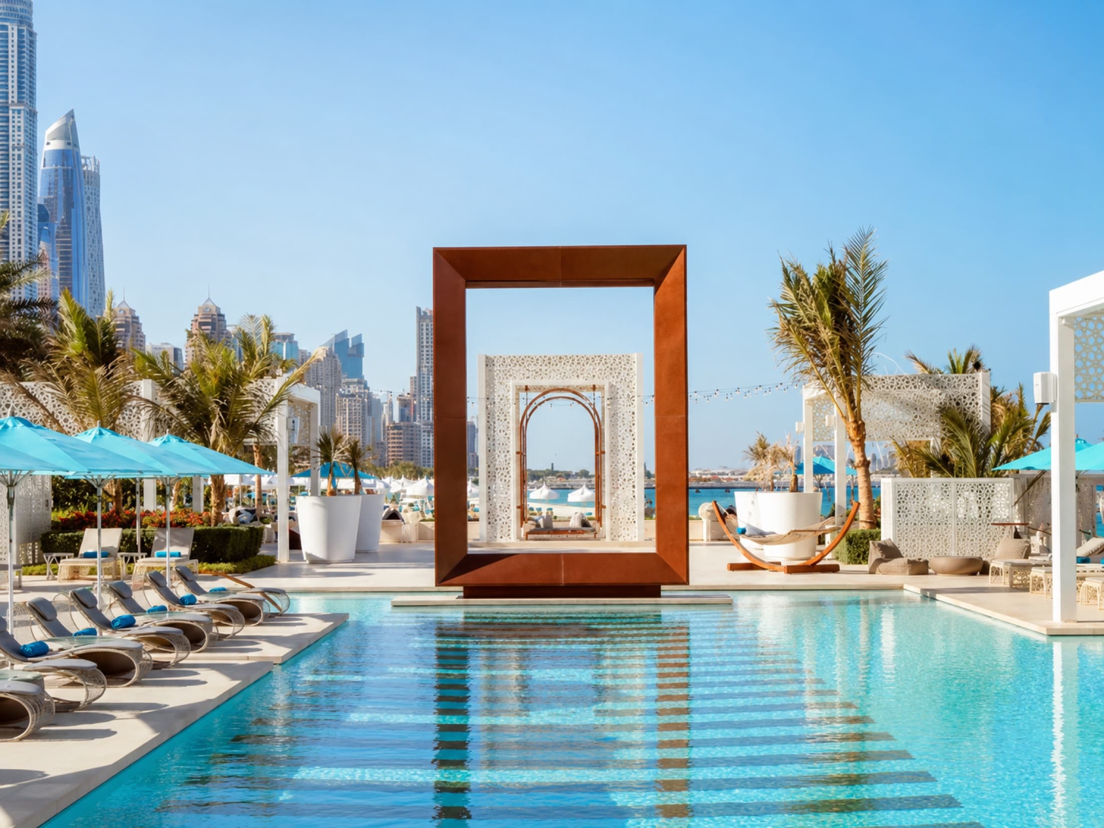 Architettura contemporanea e panorama sul lungomare di Dubai