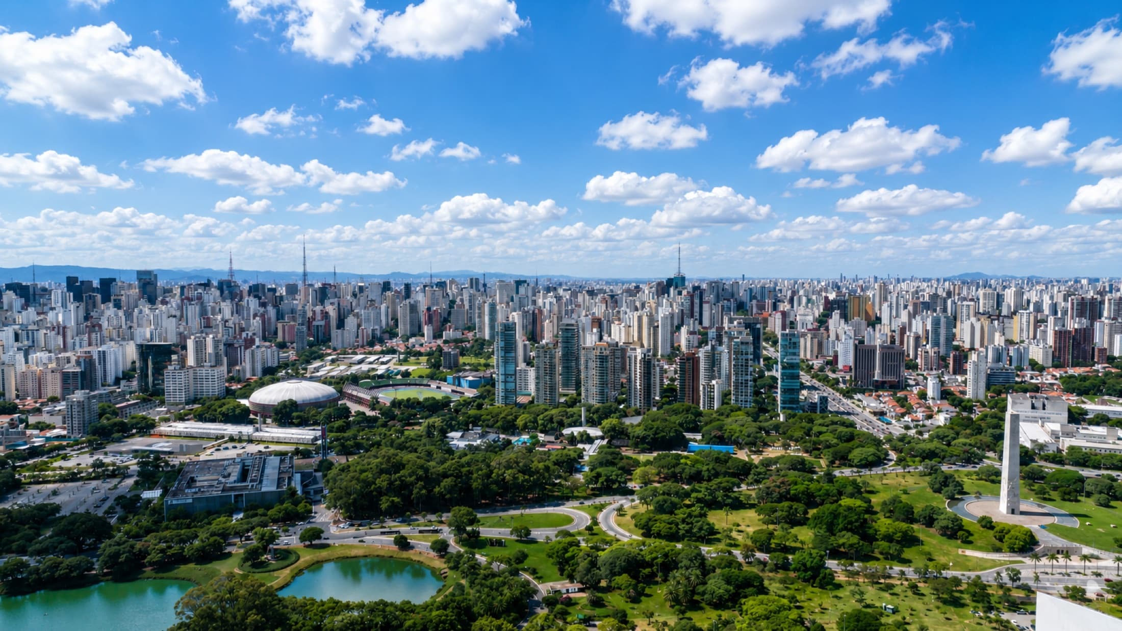Panorama di São Paulo visto da un parco urbano verde
