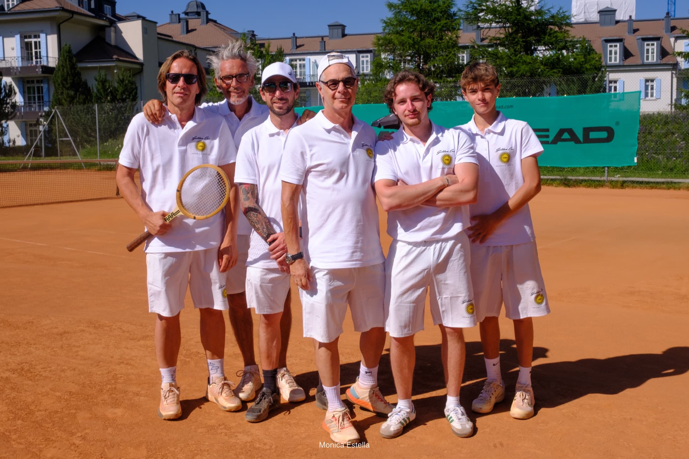 Il team Golden Era Sports Tour riunito su un campo in terra battuta