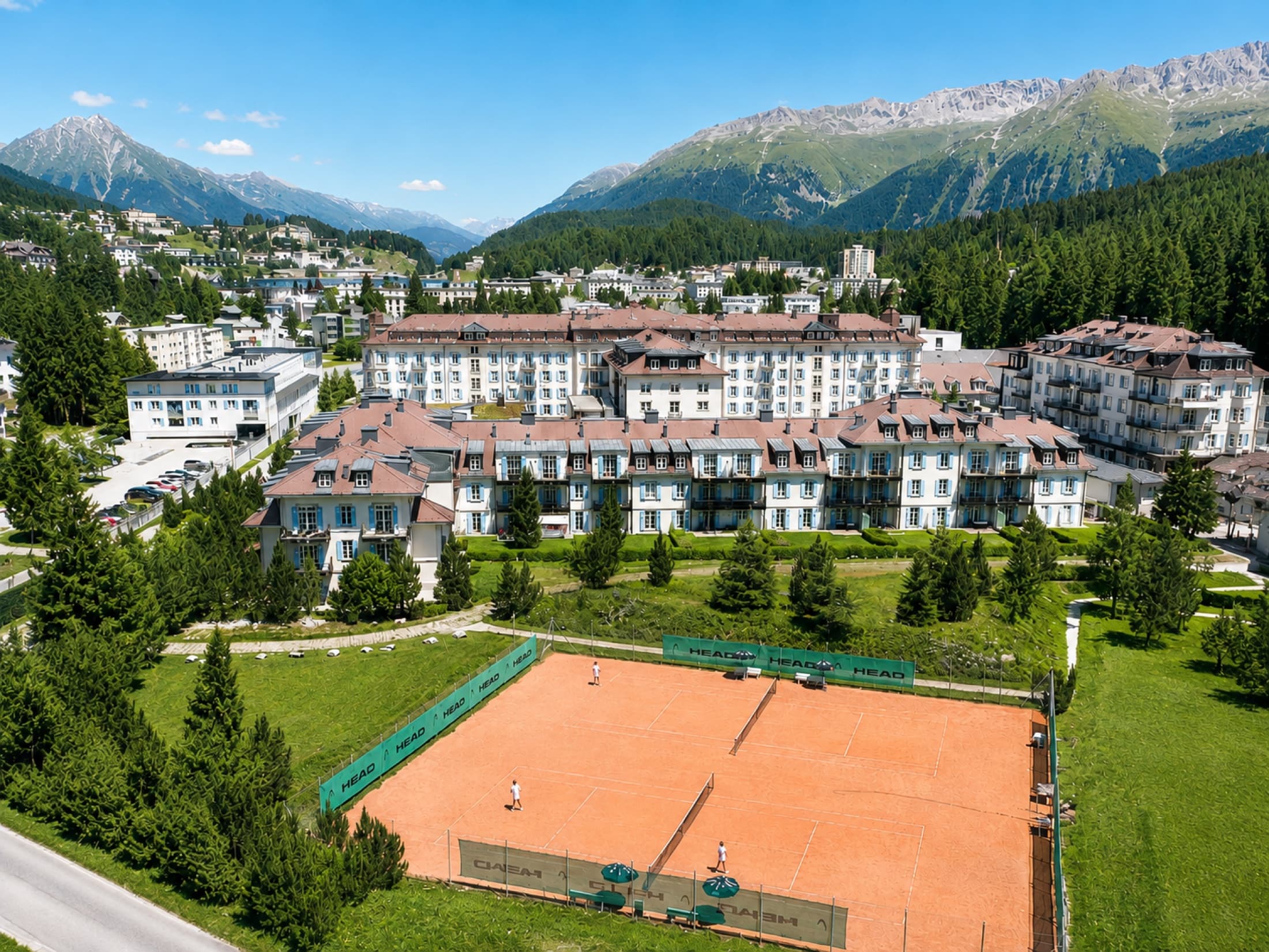 Campi da tennis in terra battuta nel paesaggio alpino di St. Moritz